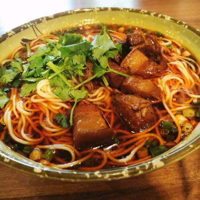 泡椒鸡杂比较好吃图为红烧肉面