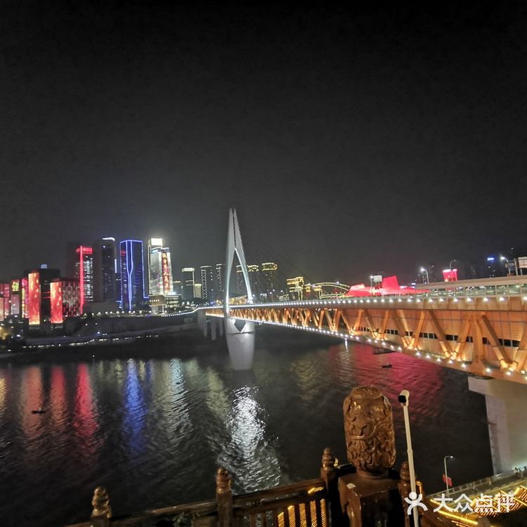 重庆网红景点之一，白天与夜晚，感觉完全不懂，人非常的多