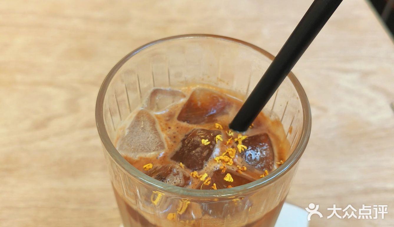 咖啡馆一角，悠闲时光