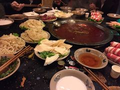 -茅草房·河畔园林火锅
