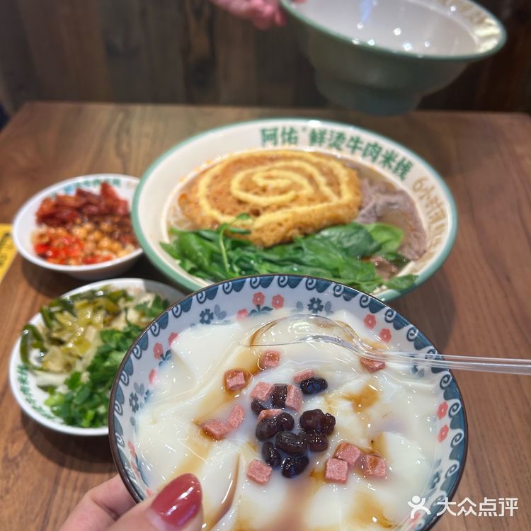 被这家鲜烫米线+冰豆花拿捏住了！