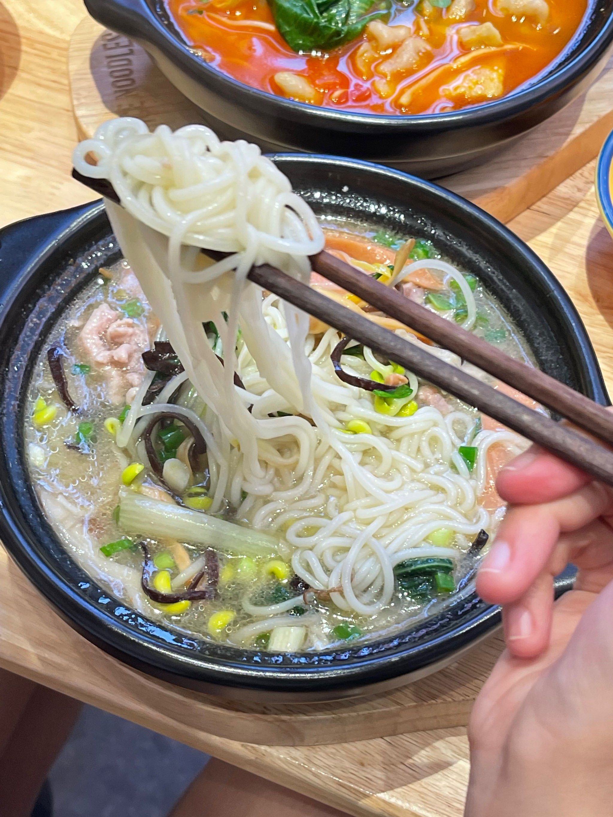 n
我点了不辣的番茄汤和三鲜砂锅米线,没想到味道