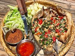 泰国火车市场炸鱼-TamTam