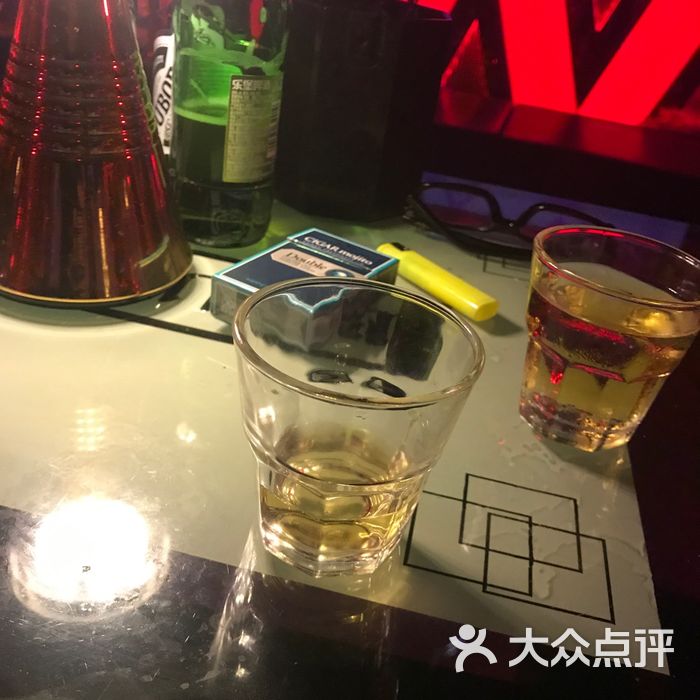 蜂王酒吧