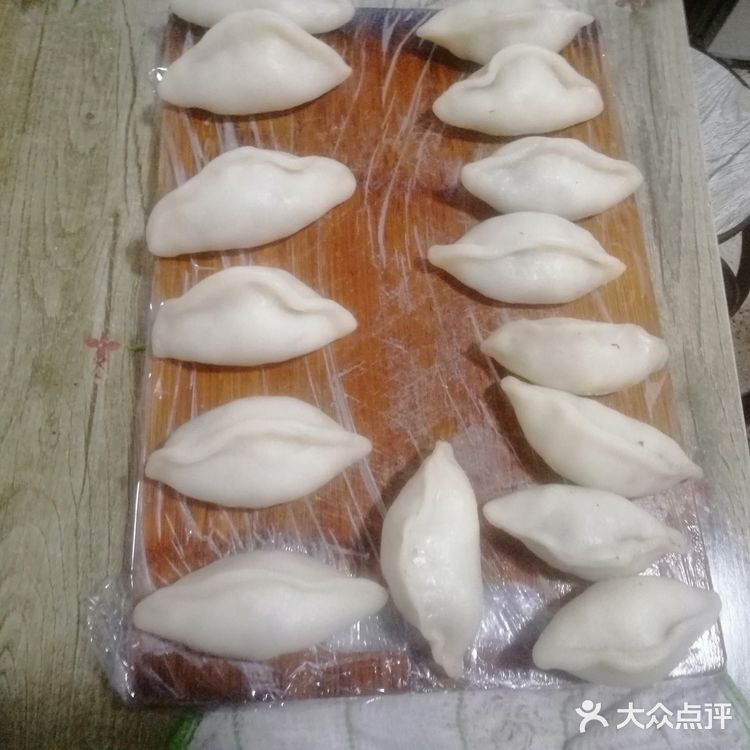 太好了，到菜市场买些菜，做好馅料，将年糕蒸熟