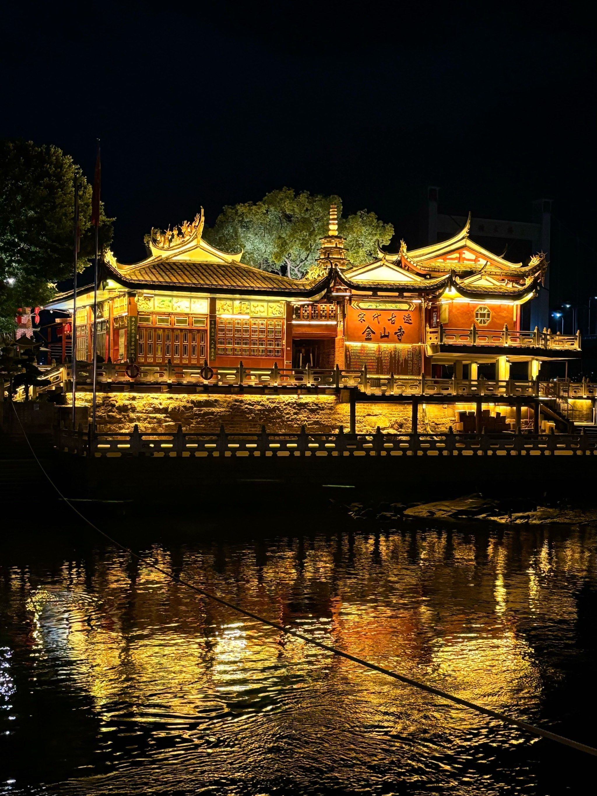 是很大 但是旁边就连着公园 很适合散步
#0元玩转这座城#带你看夜景