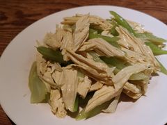 腐竹拌芹菜-清真吴记门钉肉饼·喜多利