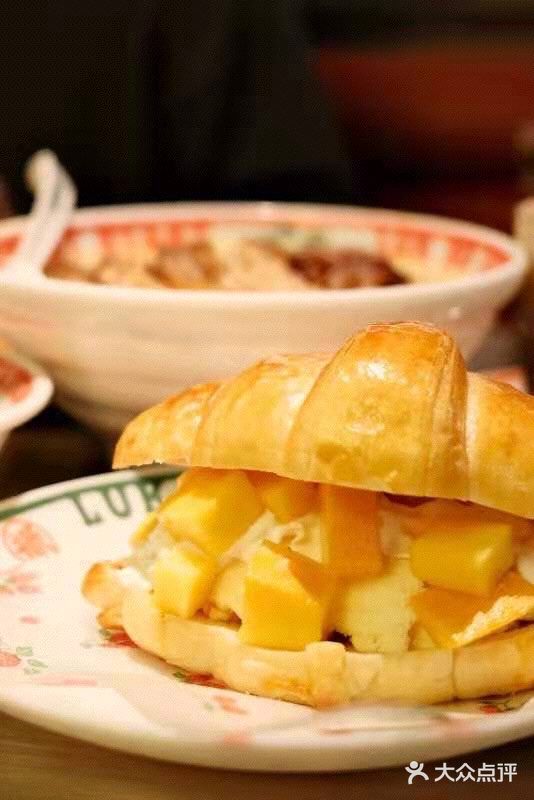 比一般的炼乳好吃多了，爆珠里面是豆沙，也很特别