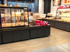 面包甜点陈列柜-皇冠幸福里动物奶油生日蛋糕(龙阳村地铁站店)