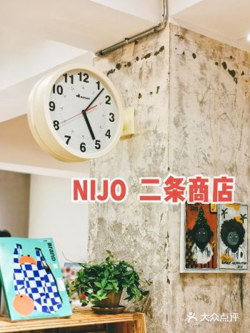 如果没人拉着，大概是可以拍半天的店  店里熙熙攘攘