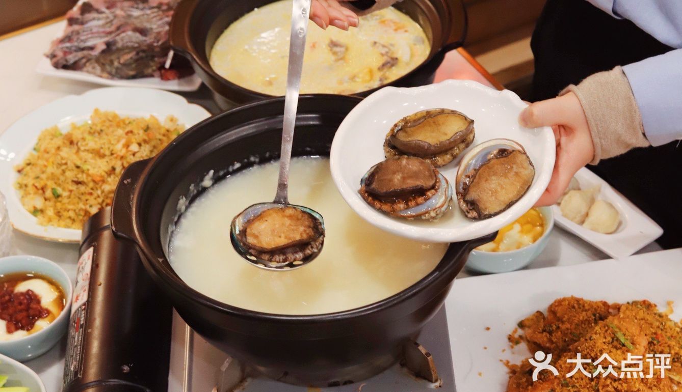 鲜奶麻糬泡在糖水中，香糯嫩滑，还可以拉出超长拉丝