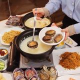 鲜奶麻糬泡在糖水中，香糯嫩滑，还可以拉出超长拉丝