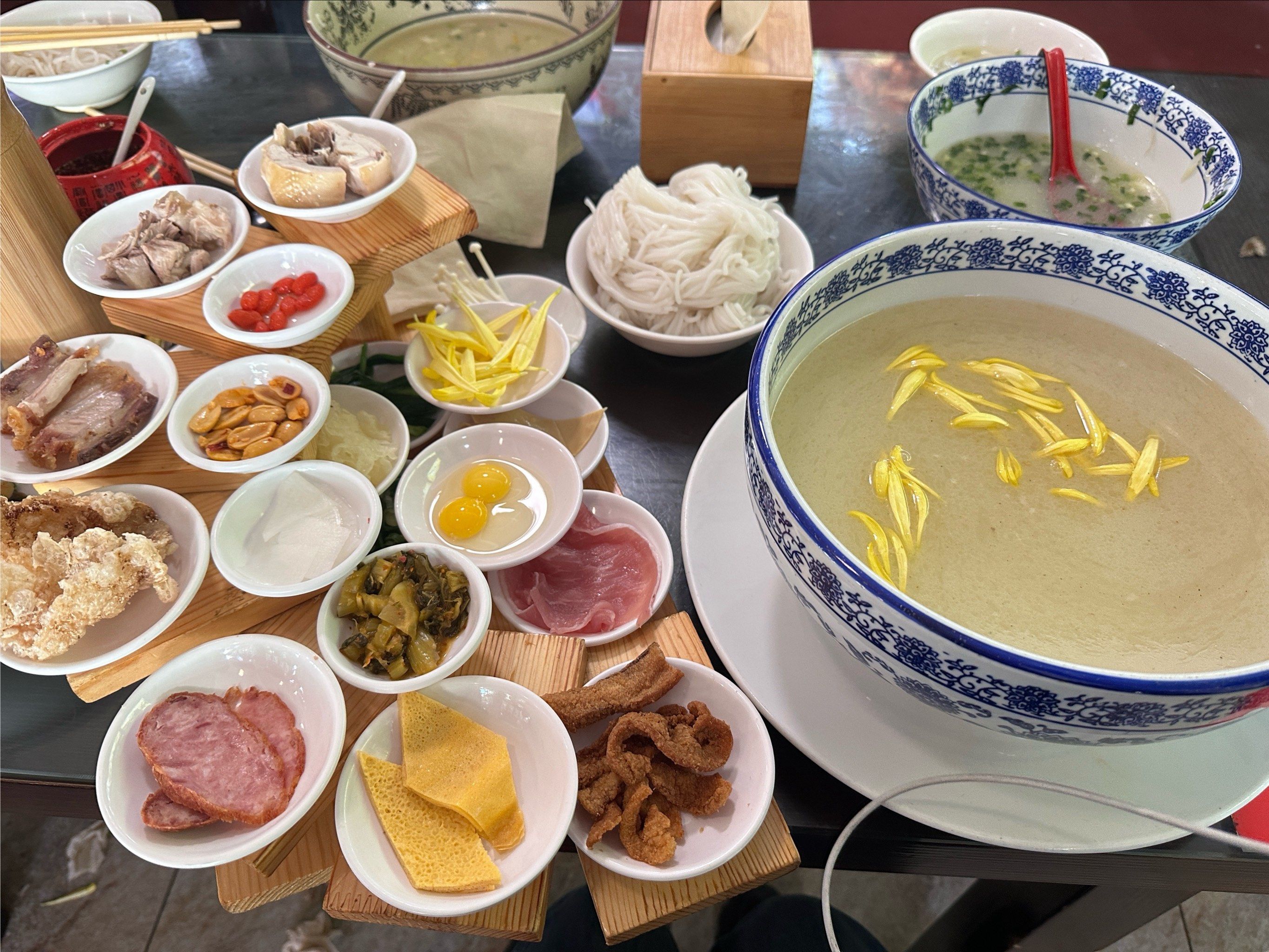 排队一个小时终于吃到吴记榴香菊花过桥米线