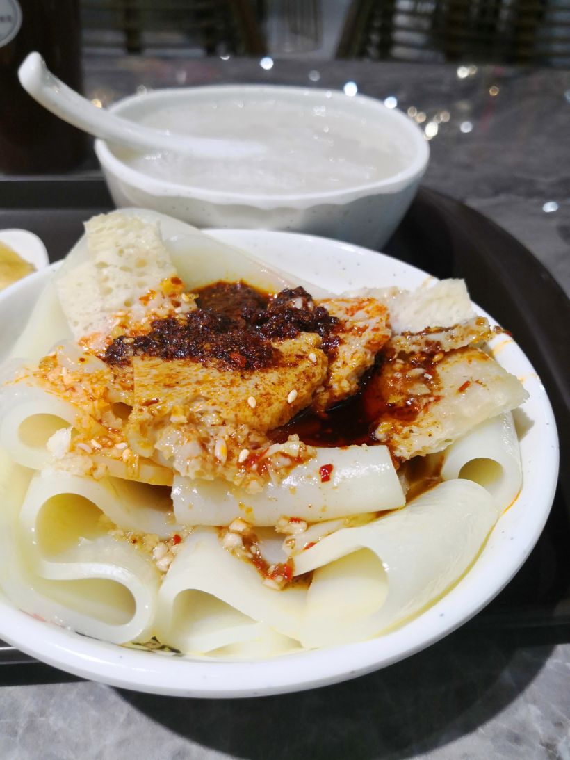 大宽凉皮是真的宽啊 香喷喷的红油和蒜香