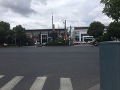 奔驰4s店隔壁就是北京现代，起亚，比亚迪，特斯拉等多家4s店-上海德星奔驰(江杨南路店)