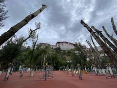 布宫脚下的健身区-宗角禄康公园