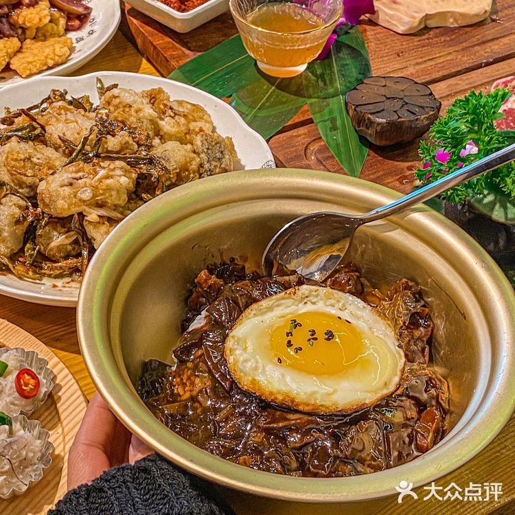 沈阳大叔家的口蘑芝士虾滑vs桑椹果酱锅包肉juju好吃呢