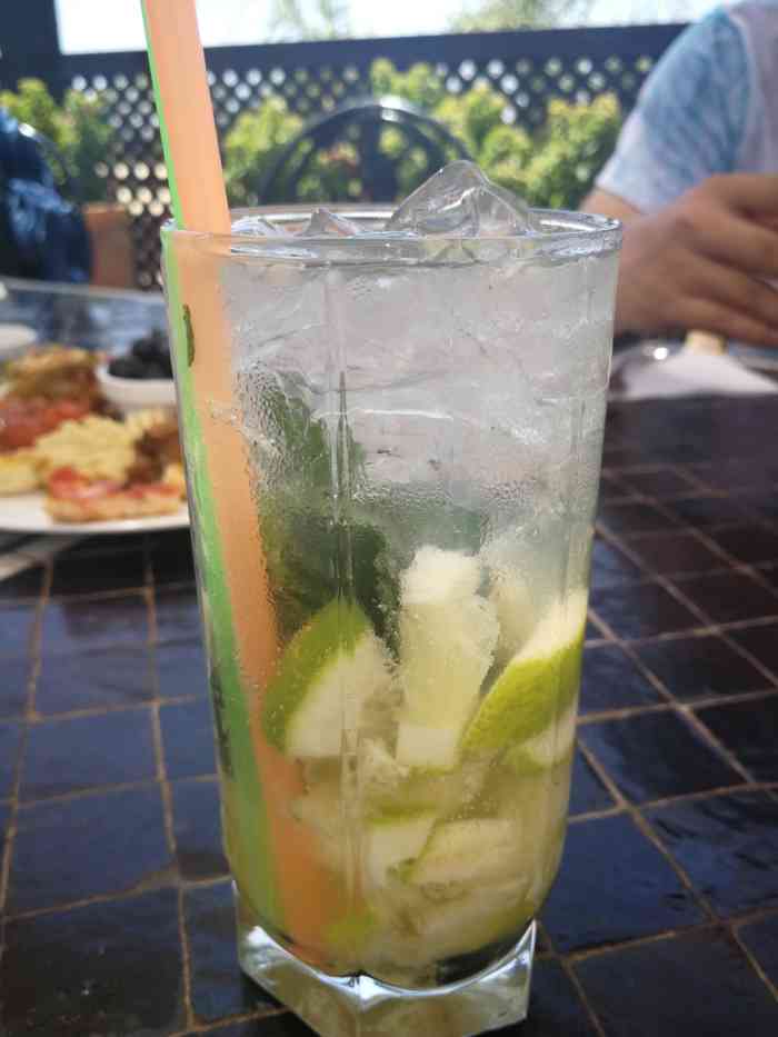 bazaar cafe-"【环境】外部是条狭小的巷子,看着破旧,还.