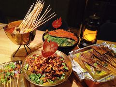 -何师烧烤·小龙虾·江湖川菜·精酿啤酒(成温店)