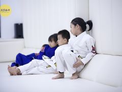 -菠萝格斗巴西柔术训练馆