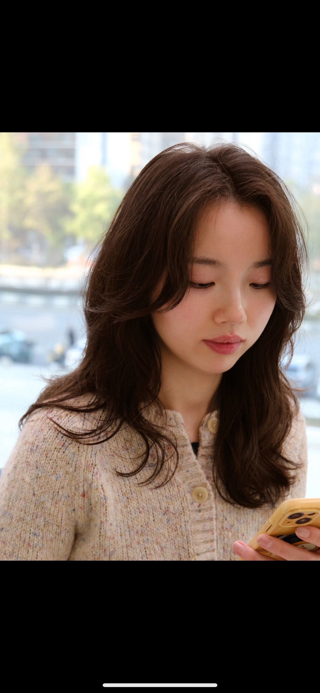 超级温柔的发型,适合甜甜的女孩子 棕色搭配上一点卷发 邻家女孩的