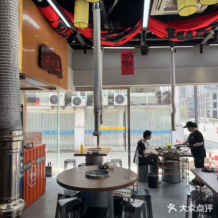 品尝烤肉美味