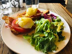 班尼迪克蛋-Common Table · Brunch & Coffee