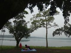 瑜伽者在湖边-湖光岩风景区