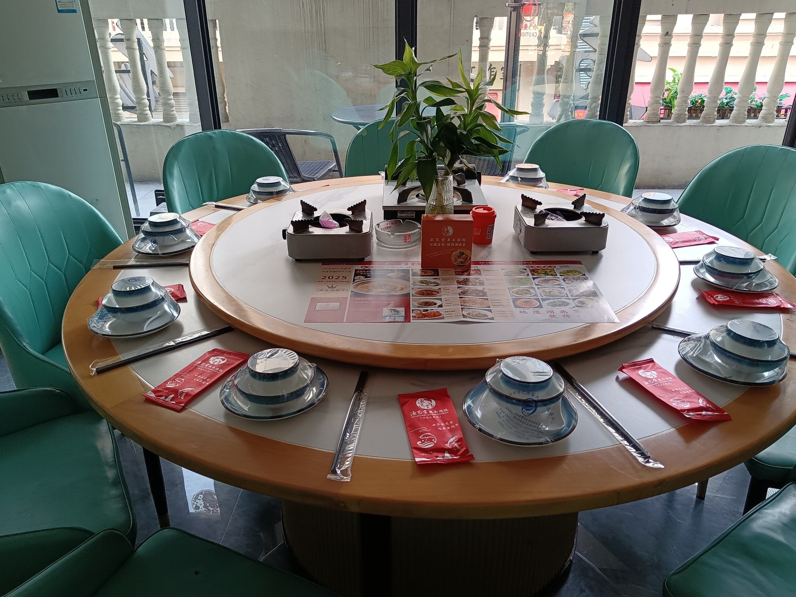 n包房内布置精巧,暖色调灯光柔和