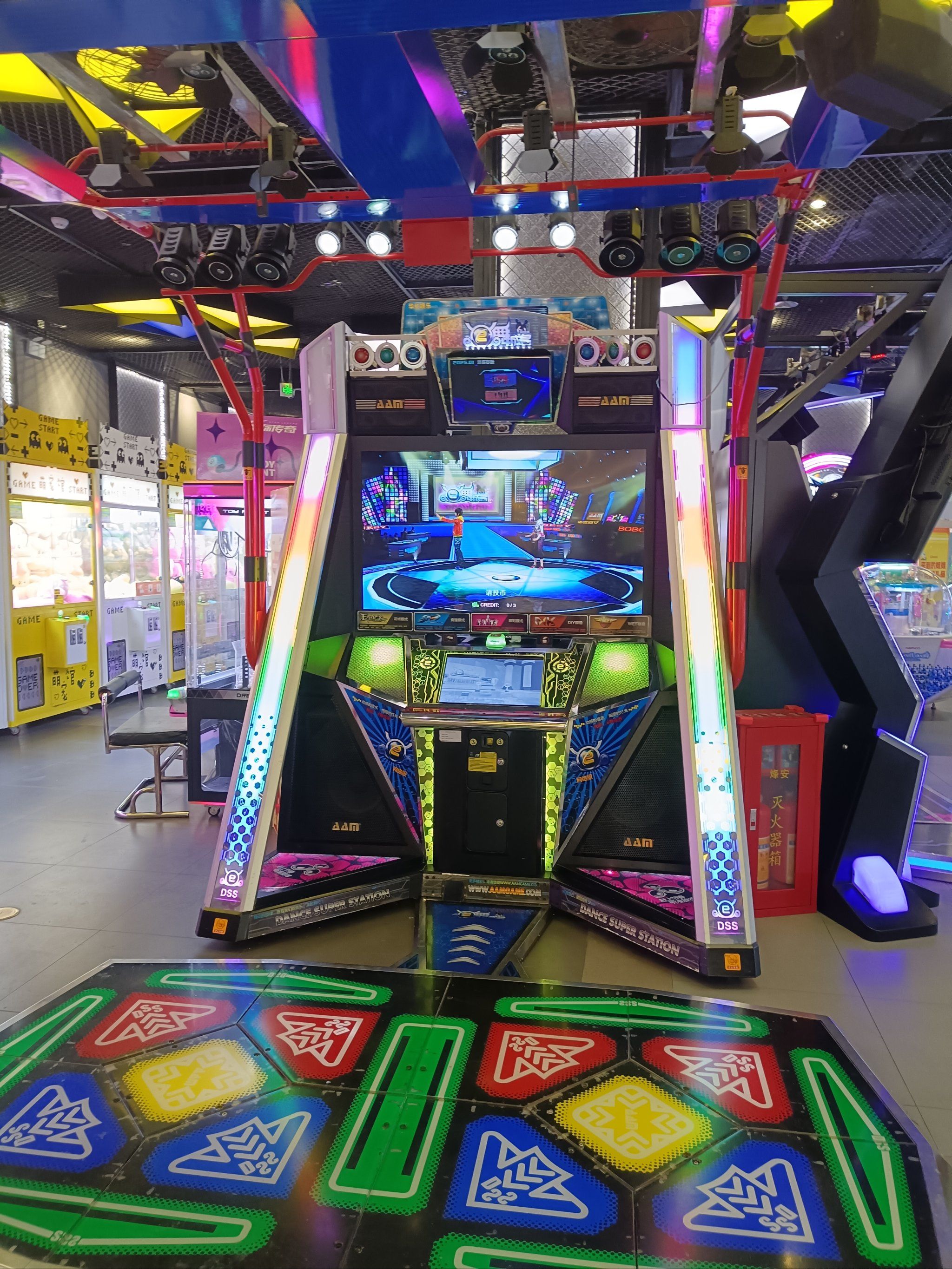 来玩跳舞机啊,释放无限快乐,燃烧青春激情