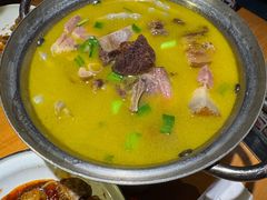 -帅巴人舅母子腊蹄民俗村