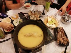 -鲜入围煮花胶鸡海鲜火锅