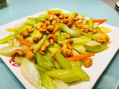 西芹腰果-添福来墨鱼饺子 · 海鲜东北菜(大连星海·黄浦路店)