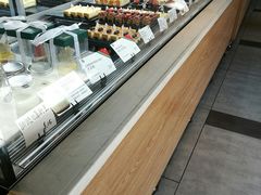 面包甜点陈列柜-YUMI芽米·法式烘焙·咖啡(文化宫店)