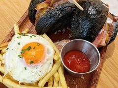 经典牛肉汉堡-HELLO 27 意面·沙拉·帕尼尼