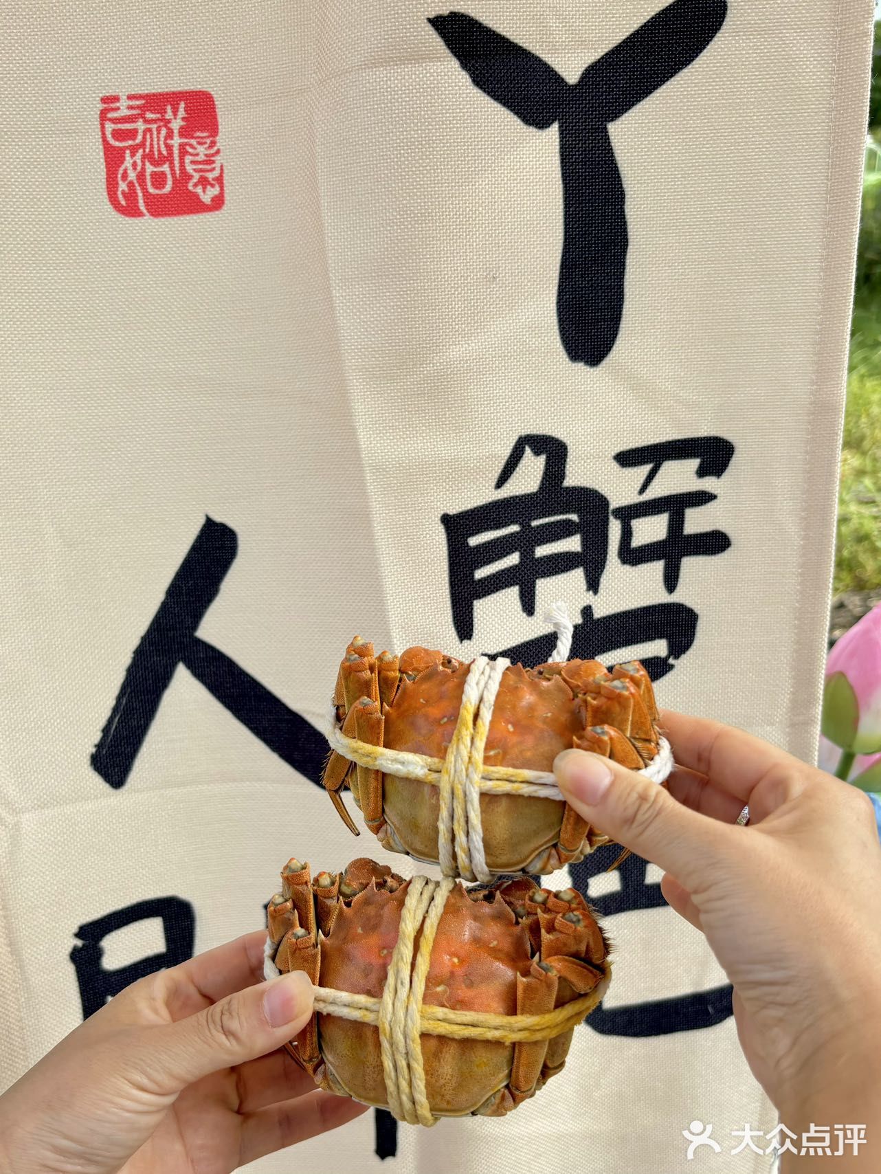 精选农家土鸡慢炖，肉质滑嫩，汤汁清澈鲜美，让人回味无穷