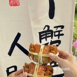 精选农家土鸡慢炖，肉质滑嫩，汤汁清澈鲜美，让人回味无穷