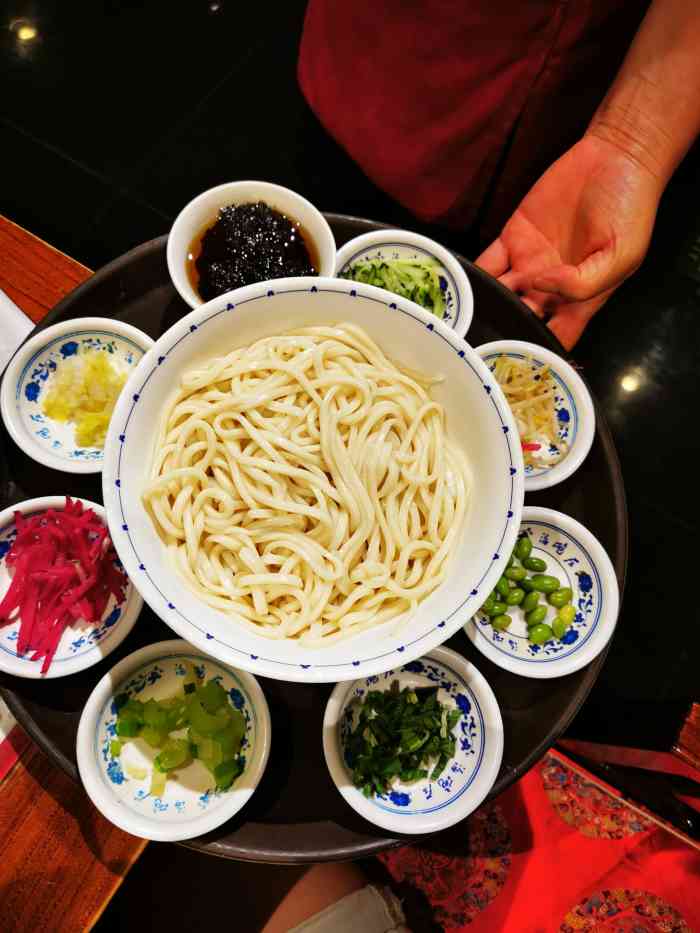 海碗居(王府井店)-"人很多环境嘈杂,服务员忙不过来,口味还行.