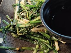 盘烤韭菜-何师烧烤·香辣蟹·川菜·30年老品牌(太古里旗舰店)