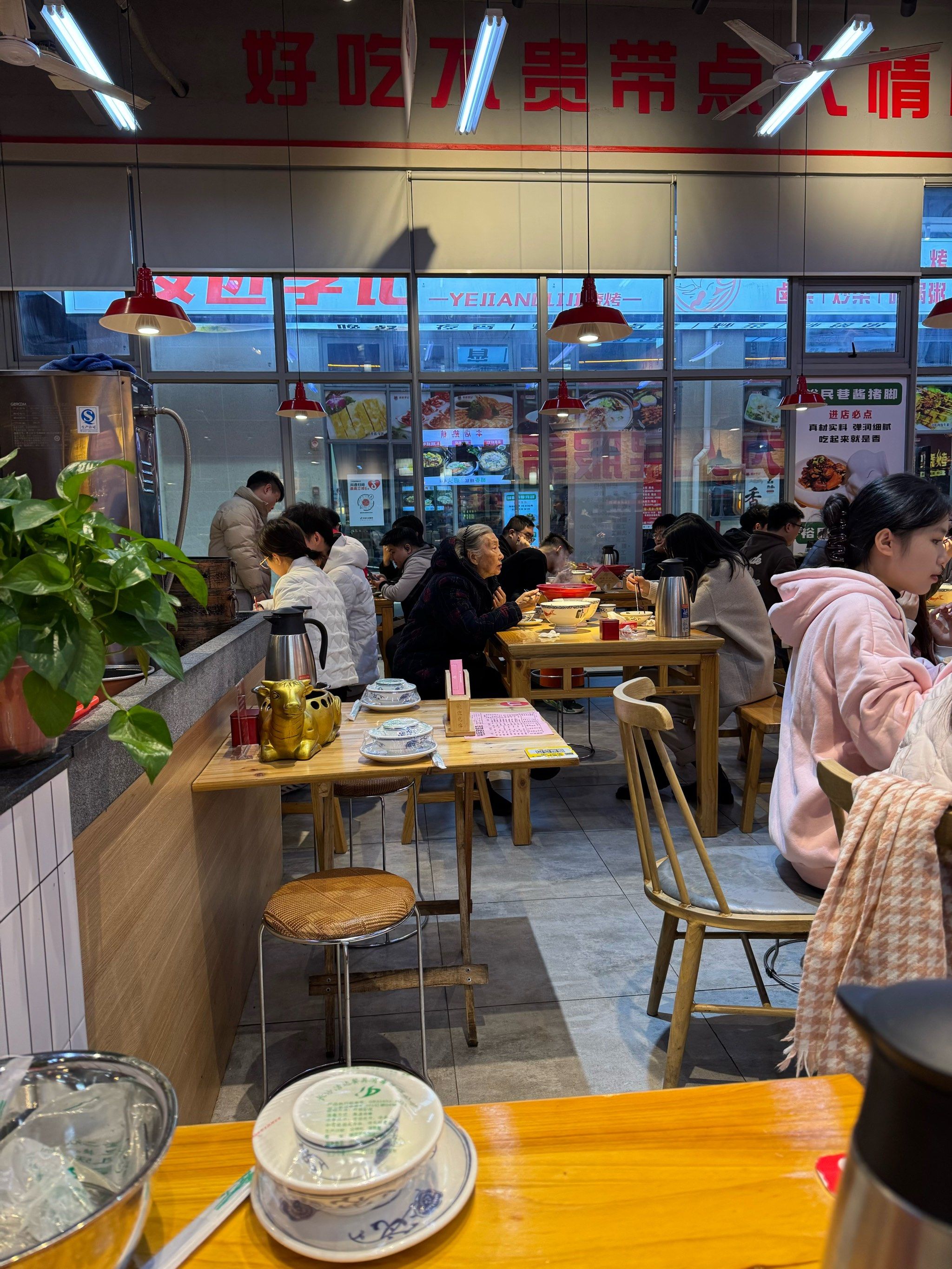 这家餐馆环境优雅,氛围舒适