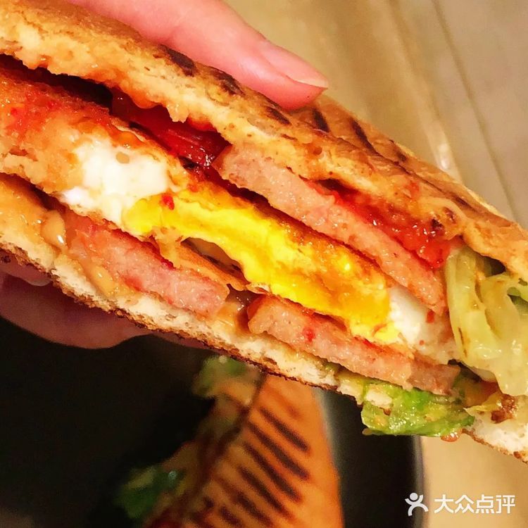 放入挖空的吐司，把鸡蛋打入吐司框里面