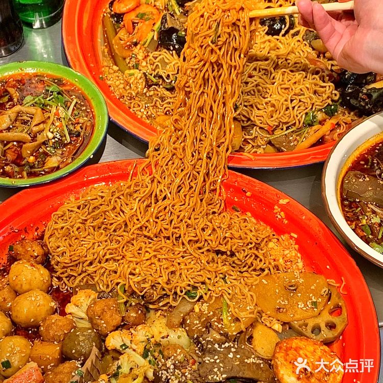 每次在小上刷到这种盘盘麻辣烫都要流口水 现在这个盘盘