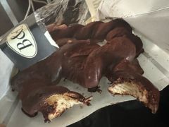 巧克力脆片酥皮碱水结-B&C黄油与面包·THE GARDEN BAKERY概念店(世纪汇店)