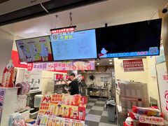 -蜜雪冰城(万达广场外B号门门口外集装箱店)