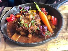 红酒炖牛尾配蔬菜面包-YUE·6·西式融合餐厅(外滩六号店)