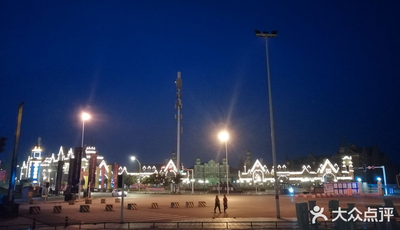 早是人烟，跳广场舞的，吃夜宵的