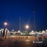 早是人烟，跳广场舞的，吃夜宵的