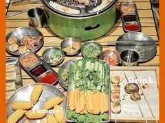 -山野的朋友露营炭火烤肉