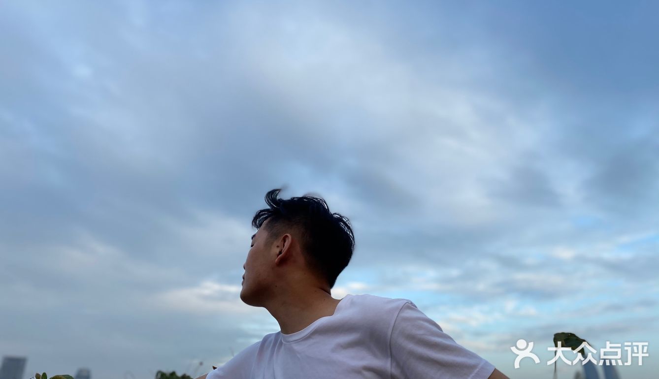 吃：美食比较清淡 适合沿海的人口味穿着