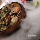 这次趁工作日休息，带家里人来尝尝。菜色和摆盘都很不错
